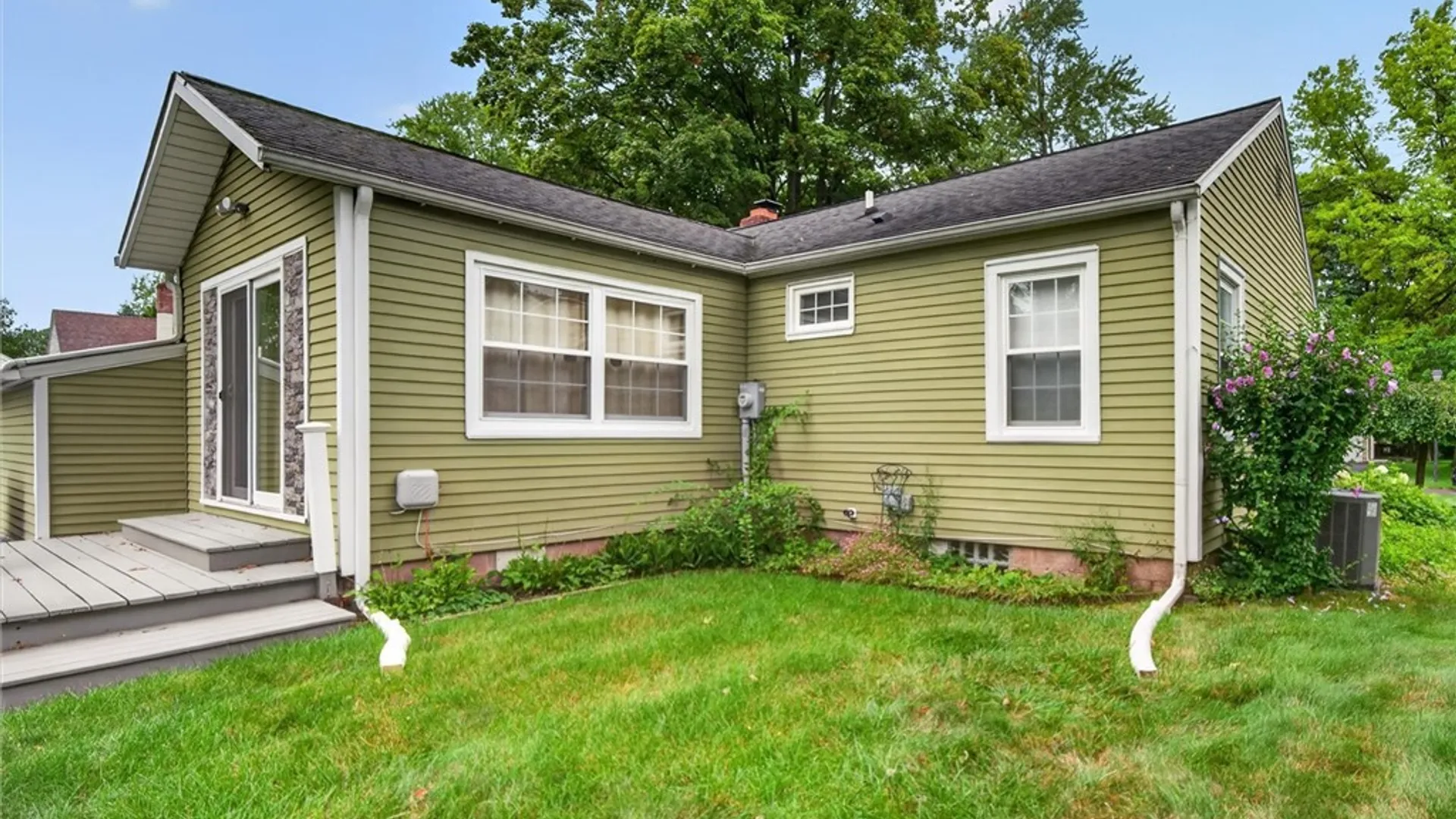 Property at 7 Barratt Place, Perinton, NY 14450 8