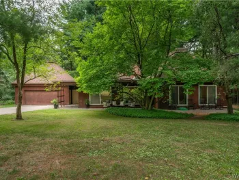 Property at 5 Lennys Lane, Orchard Park, NY 14127