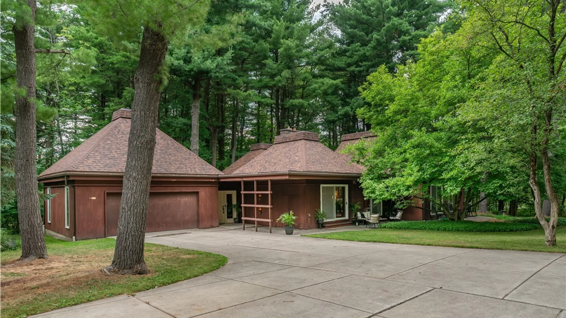 Property at 5 Lennys Lane, Orchard Park, NY 14127 3