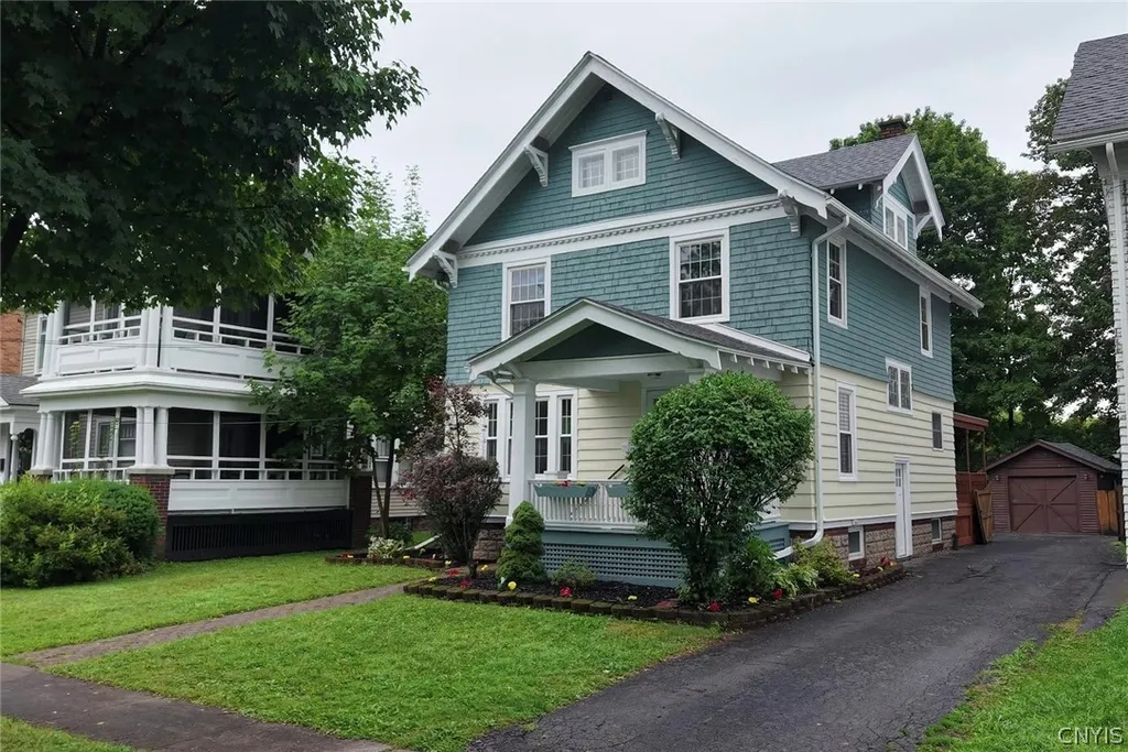 Property at 8 Huntington Place, New Hartford, NY 13413