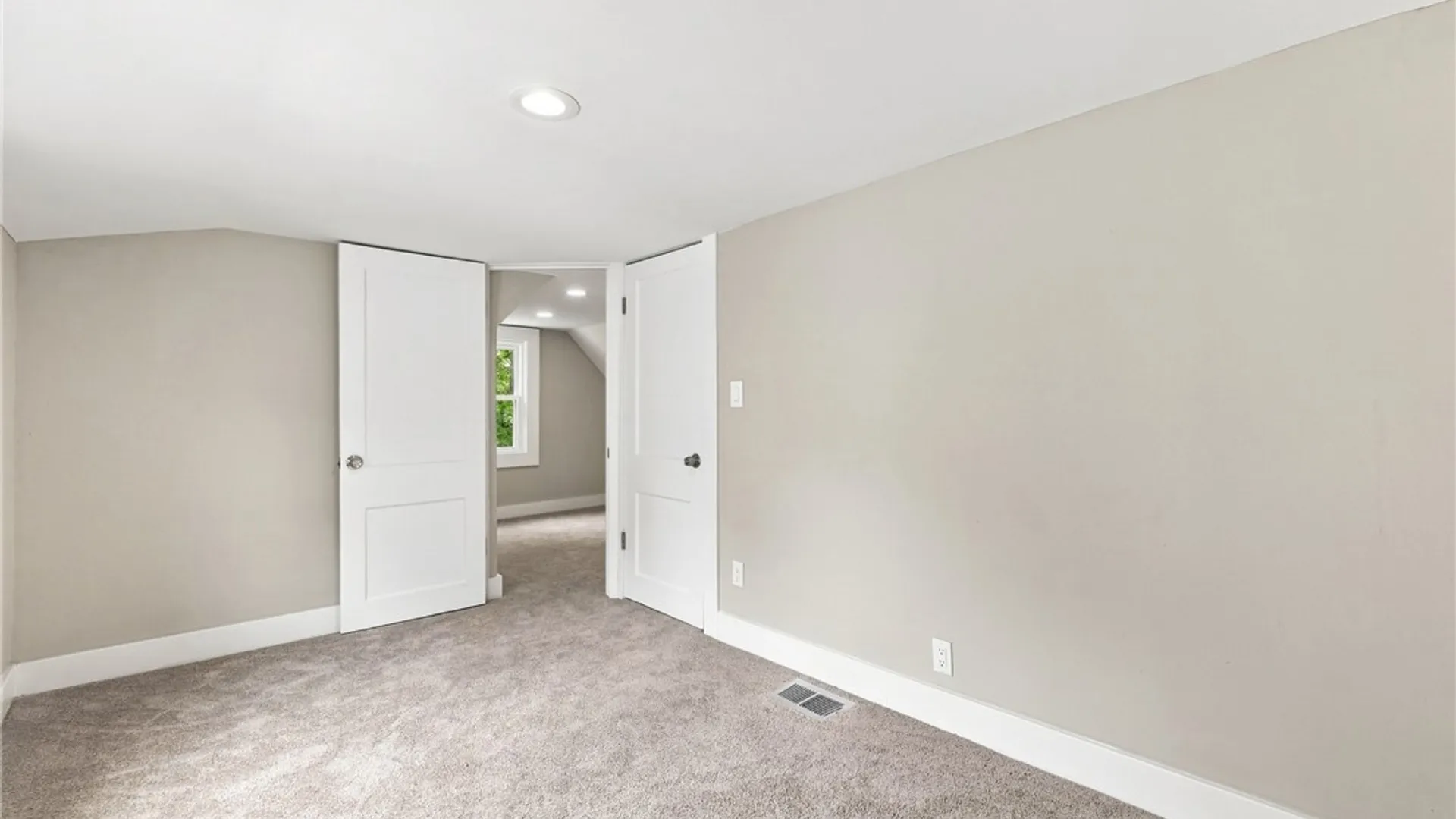 Property at 580 Longmeadow Road, Amherst, NY 14226 21