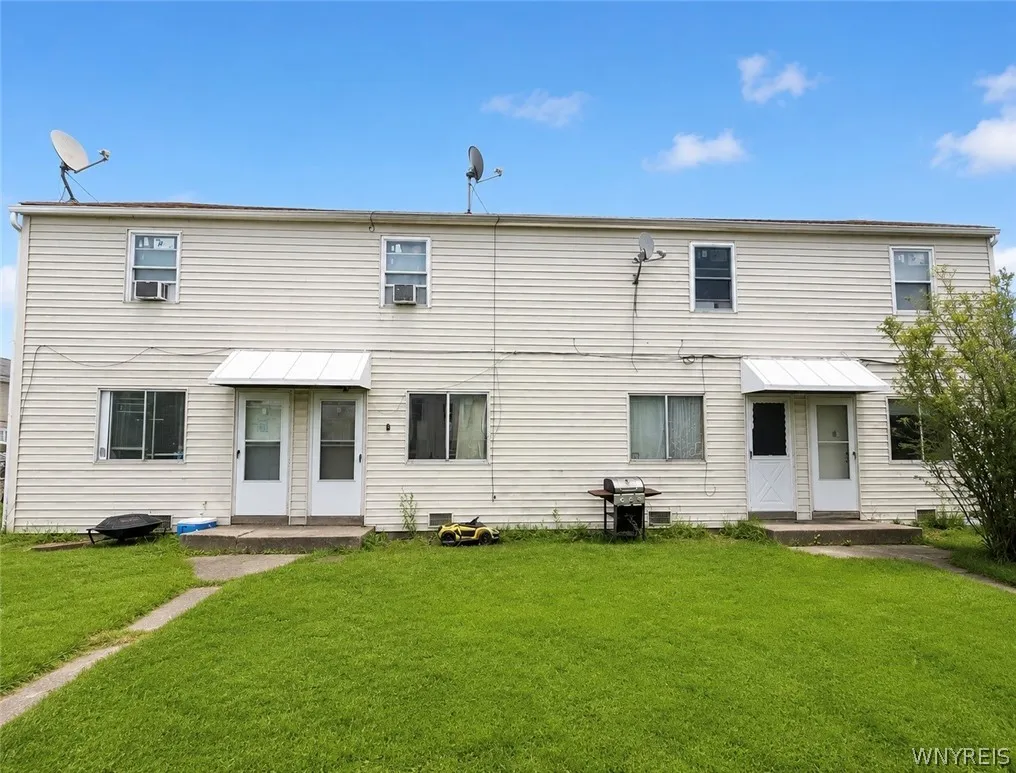 Property at 7 Trent Sq, Cheektowaga, NY 14225