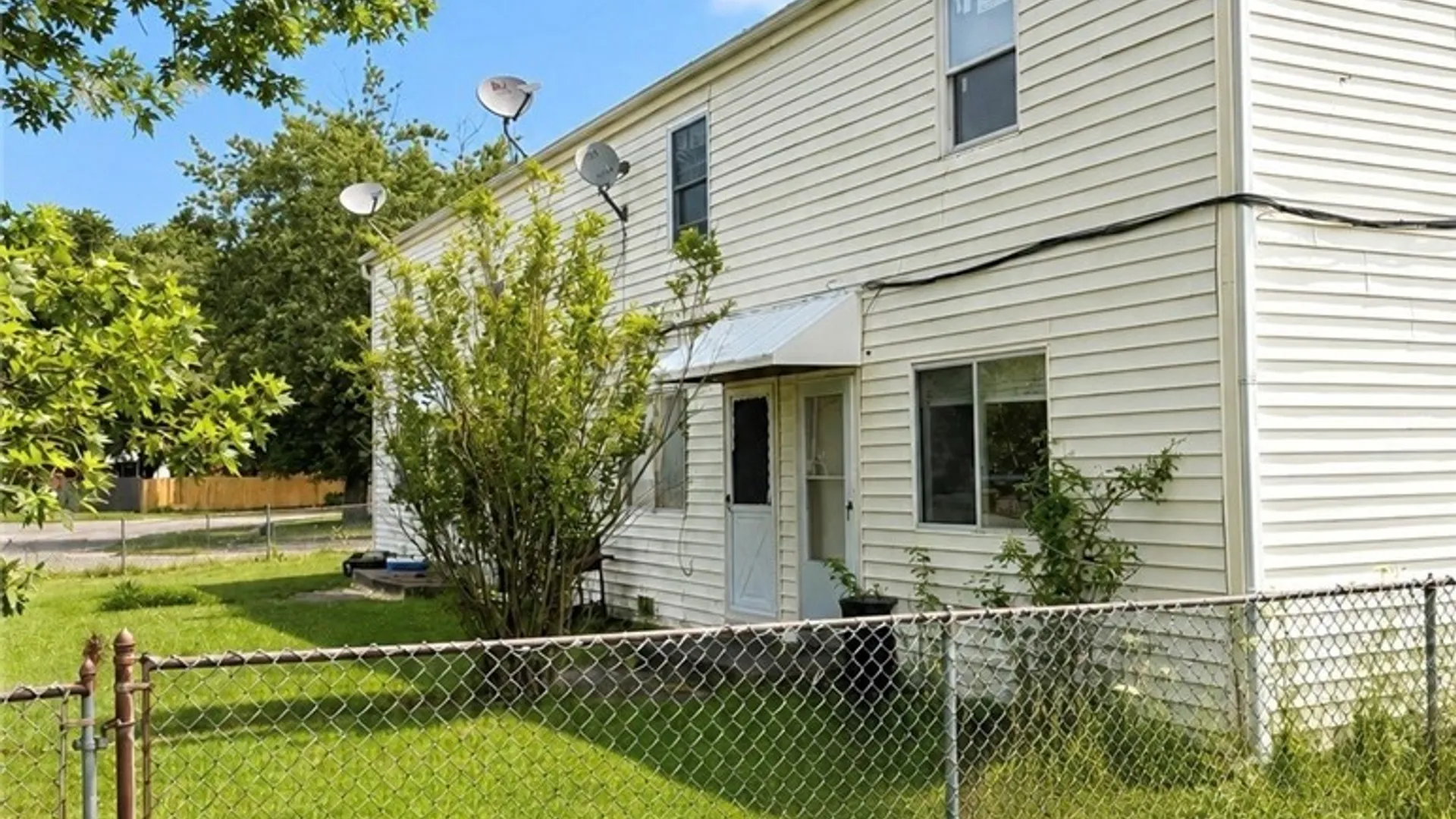 Property at 7 Trent Sq, Cheektowaga, NY 14225 3
