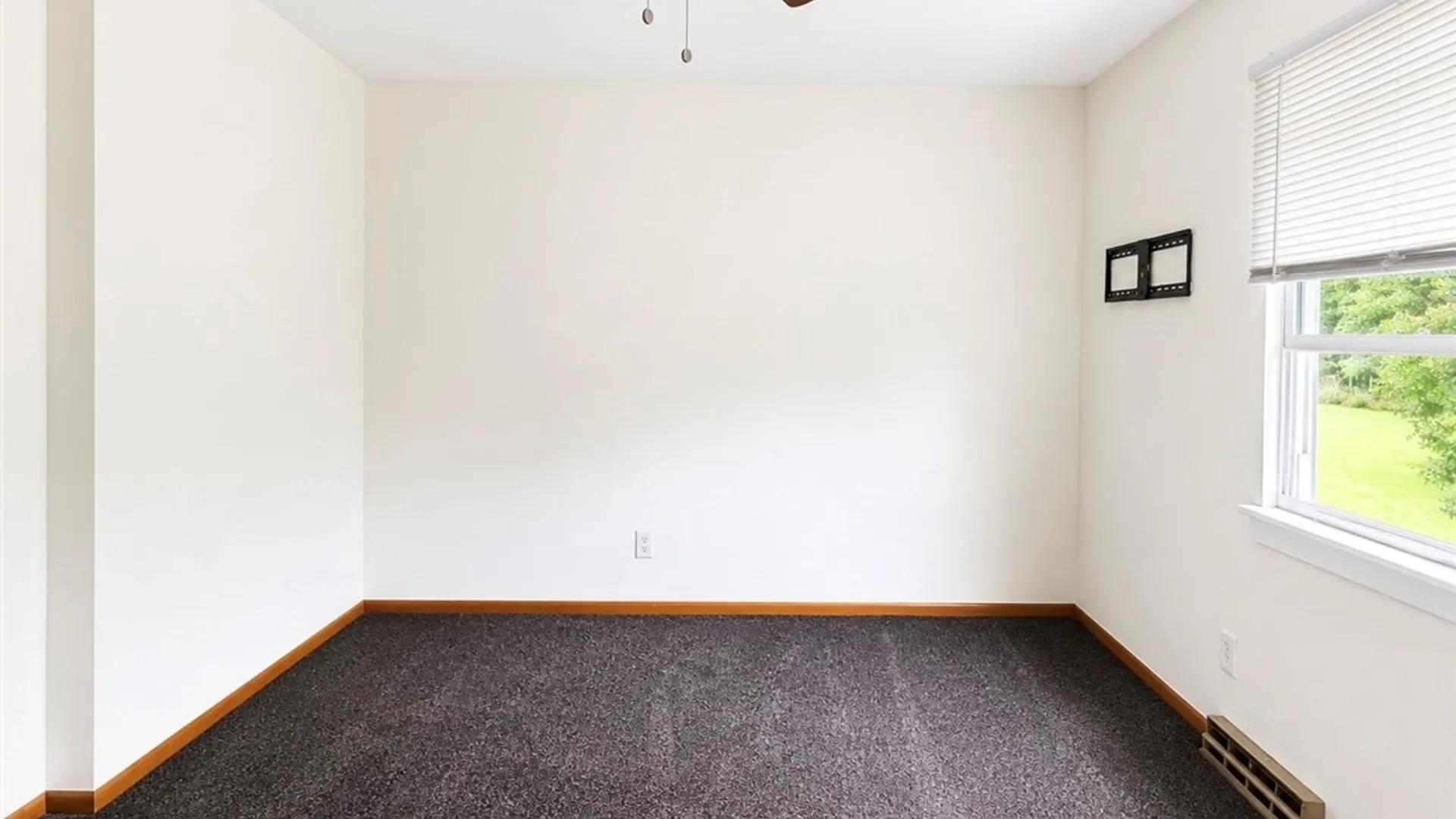 Property at 7 Trent Sq, Cheektowaga, NY 14225 13