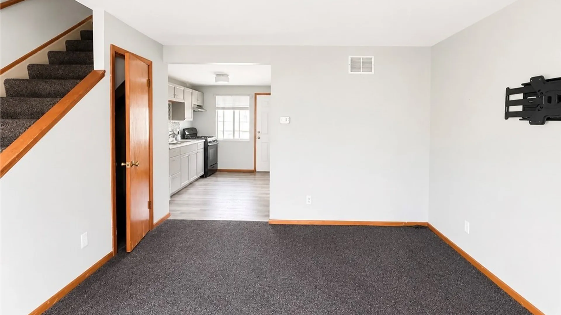 Property at 7 Trent Sq, Cheektowaga, NY 14225 15