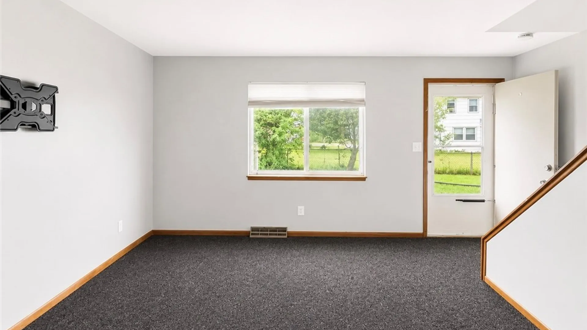 Property at 7 Trent Sq, Cheektowaga, NY 14225 16