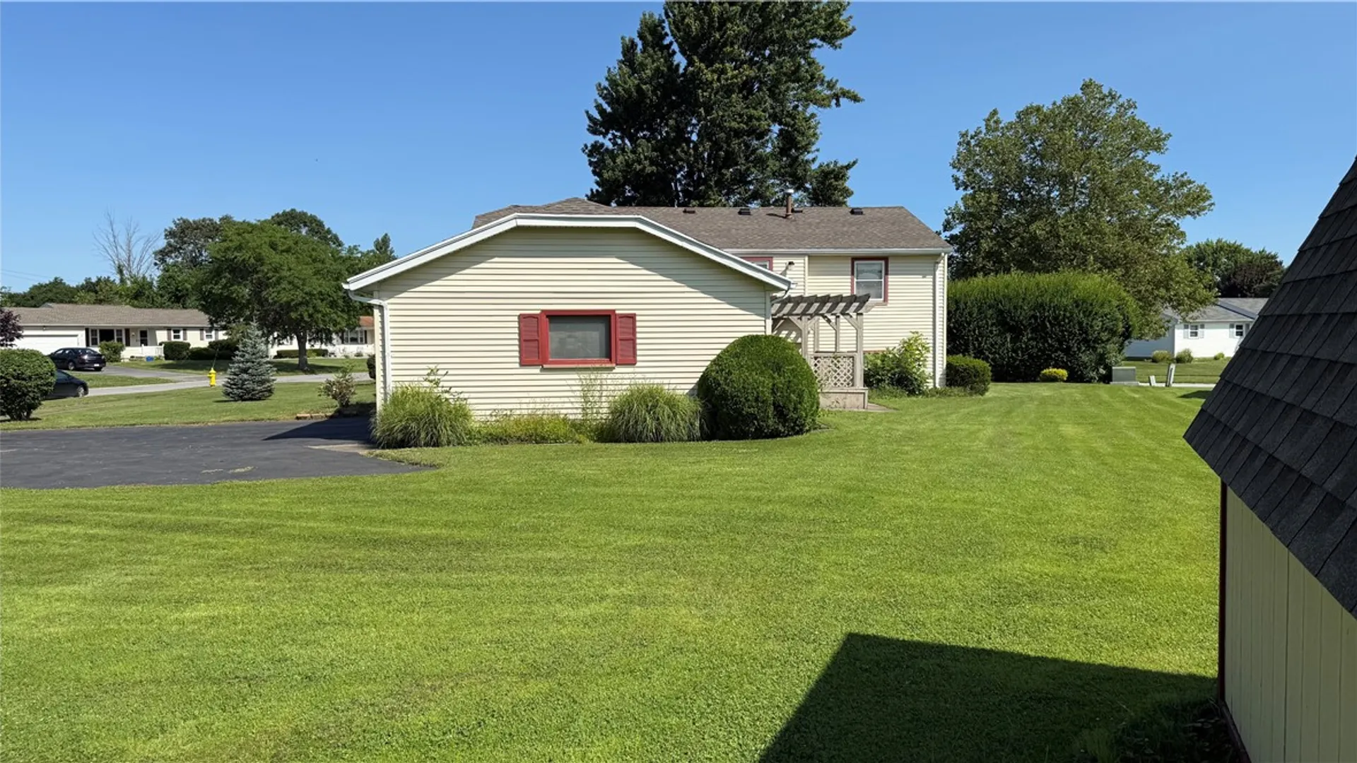 Property at 10 Lightwood Lane, Gates, NY 14606 31