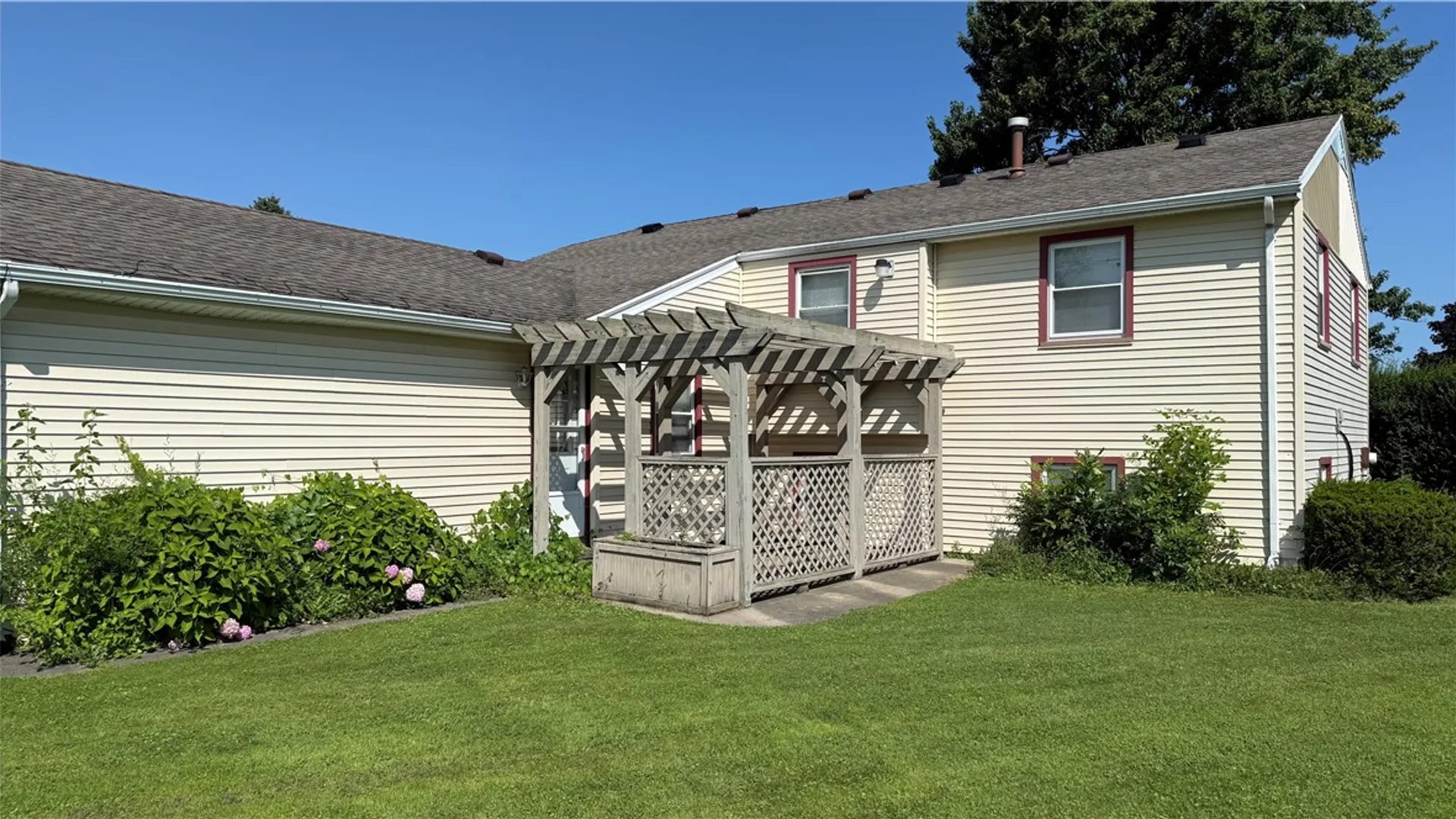 Property at 10 Lightwood Lane, Gates, NY 14606 32