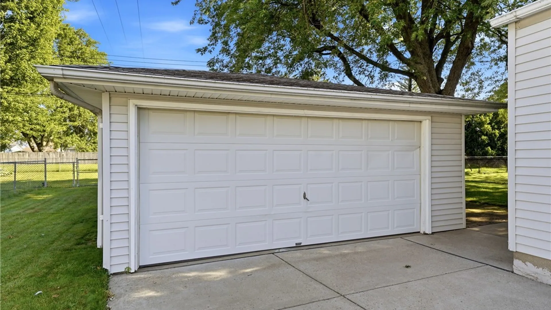 Property at 16 Woodcrest Court, Cheektowaga, NY 14225 4