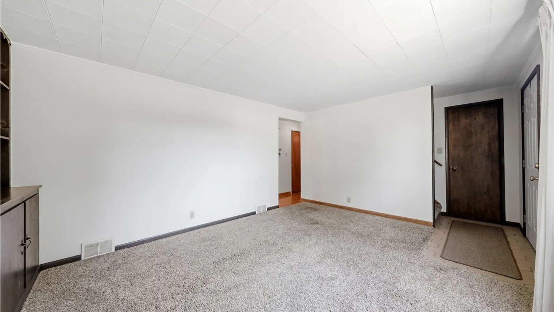 Property at 16 Woodcrest Court, Cheektowaga, NY 14225 7