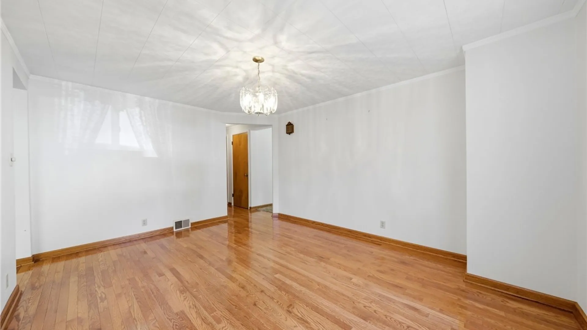 Property at 16 Woodcrest Court, Cheektowaga, NY 14225 10