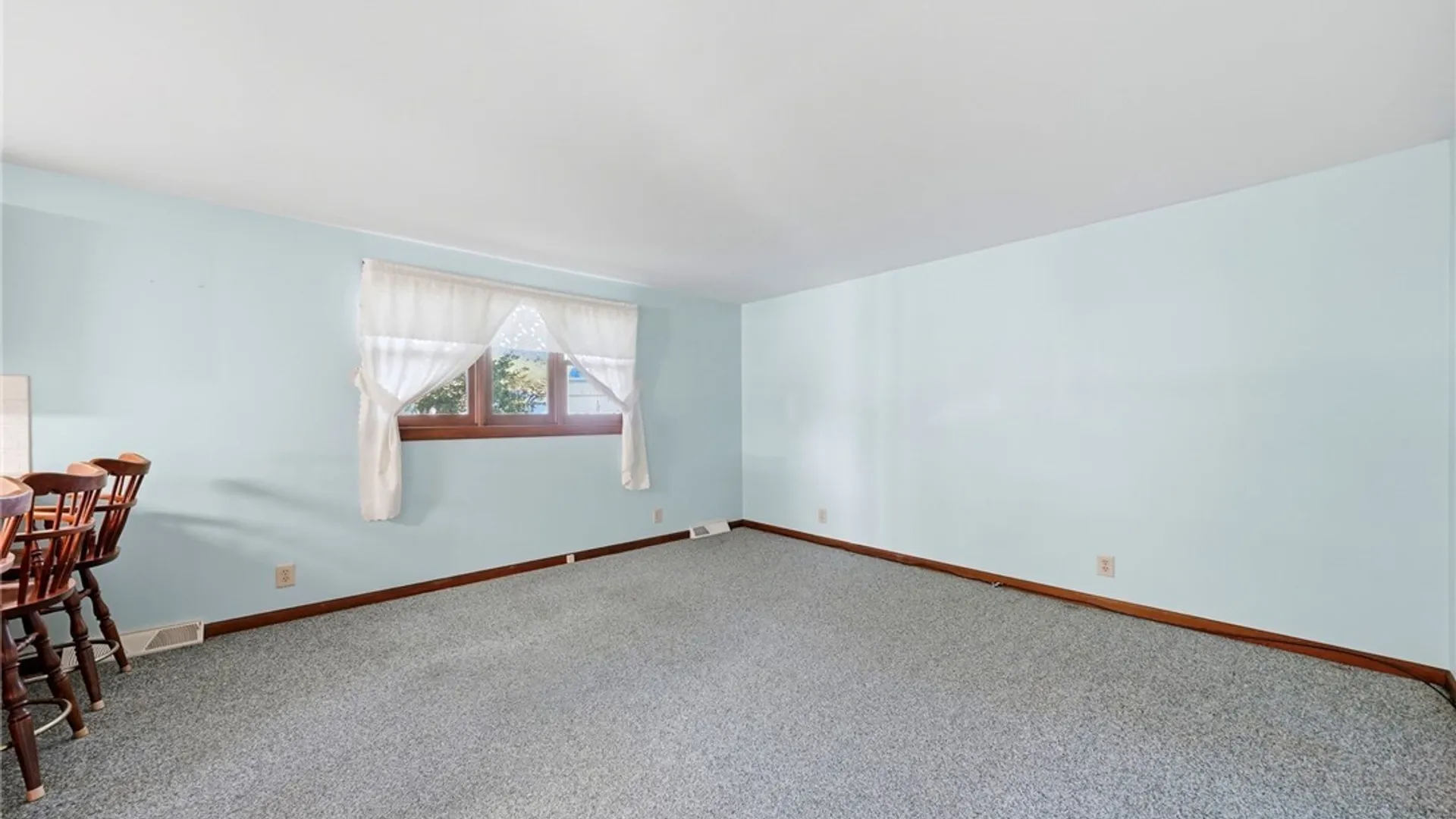 Property at 16 Woodcrest Court, Cheektowaga, NY 14225 12
