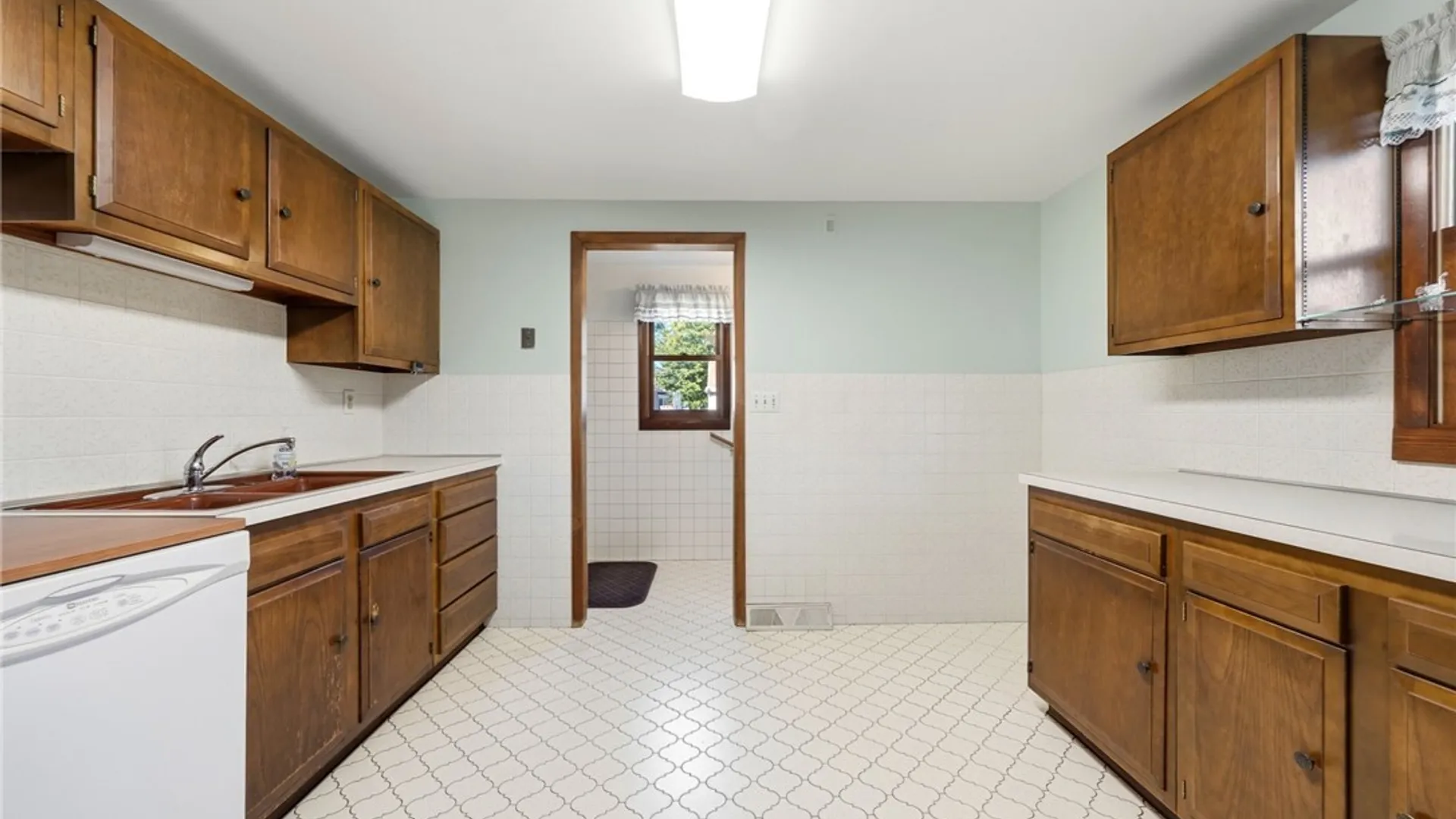 Property at 16 Woodcrest Court, Cheektowaga, NY 14225 16