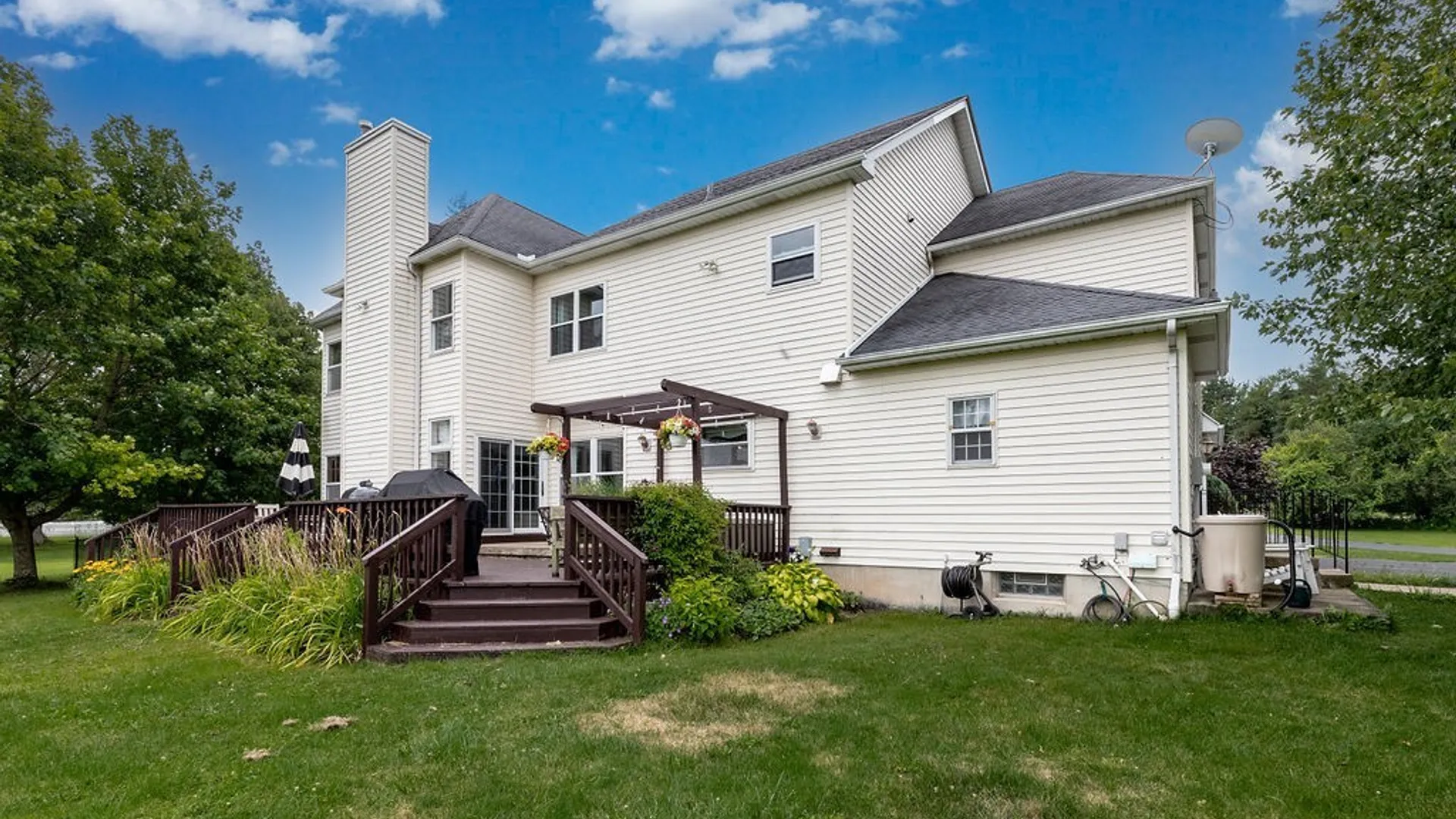 Property at 10290 Clarence Center Road, Clarence, NY 14031 3