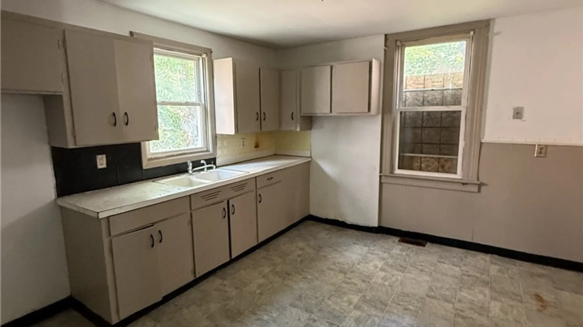 Property at 1600 Cleveland Avenue, Niagara Falls, NY 14305 7