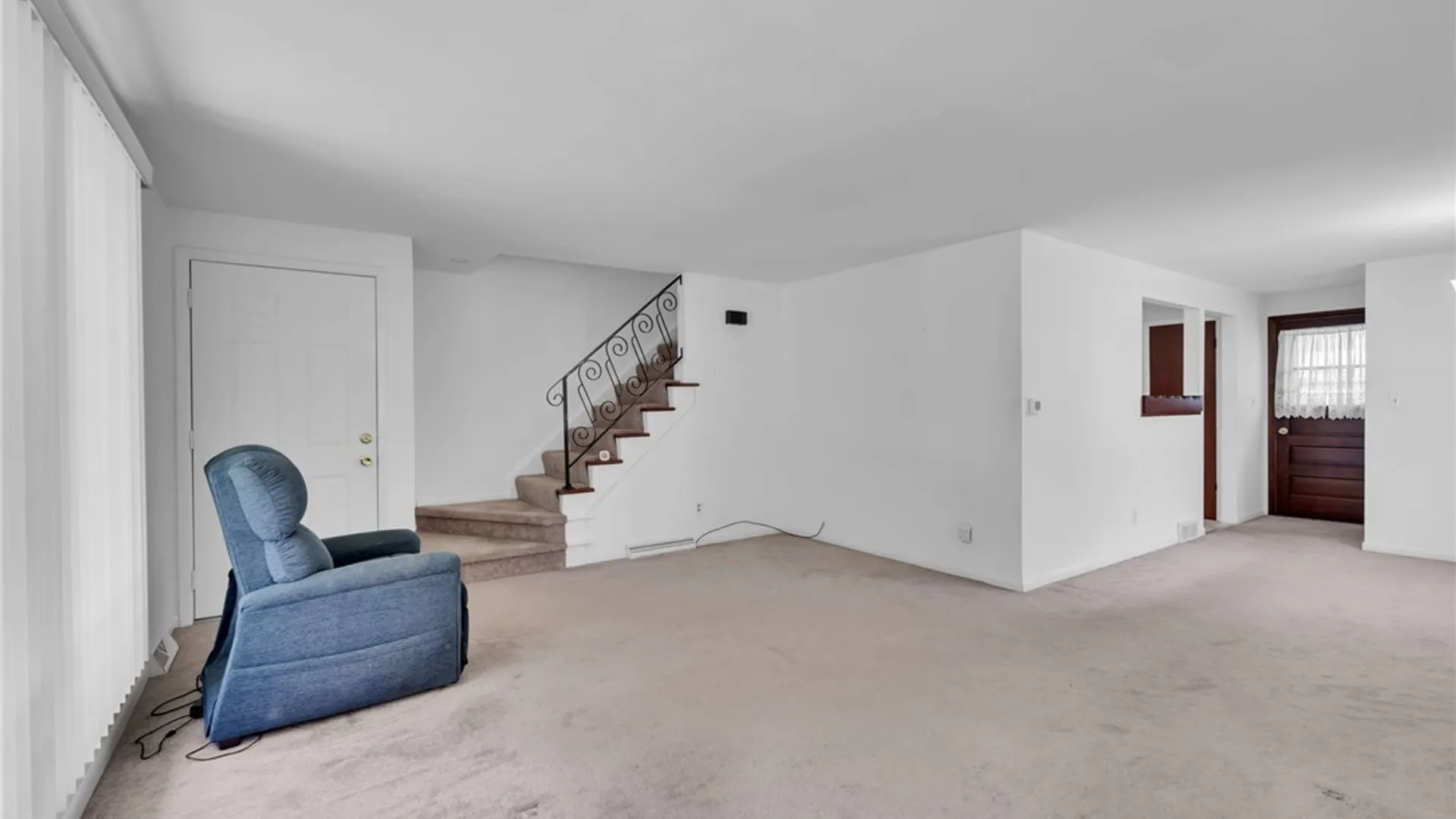 Property at 17 W Summerset Lane, Amherst, NY 14228 17