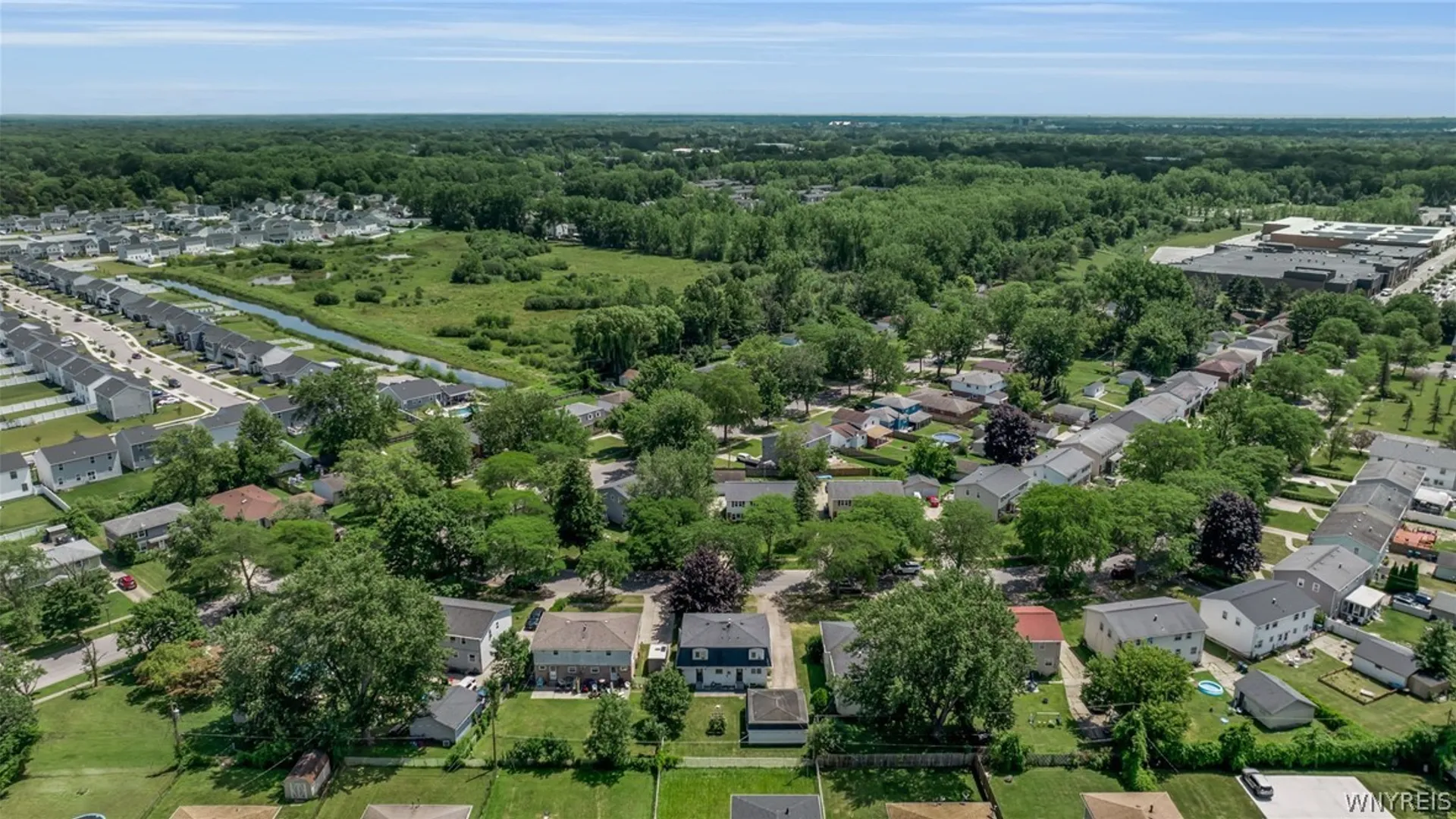 Property at 17 W Summerset Lane, Amherst, NY 14228 47