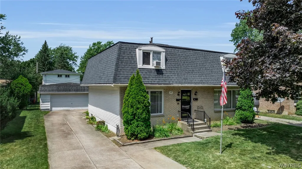 Property at 17 W Summerset Lane, Amherst, NY 14228