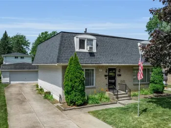 Property at 17 W Summerset Lane, Amherst, NY 14228