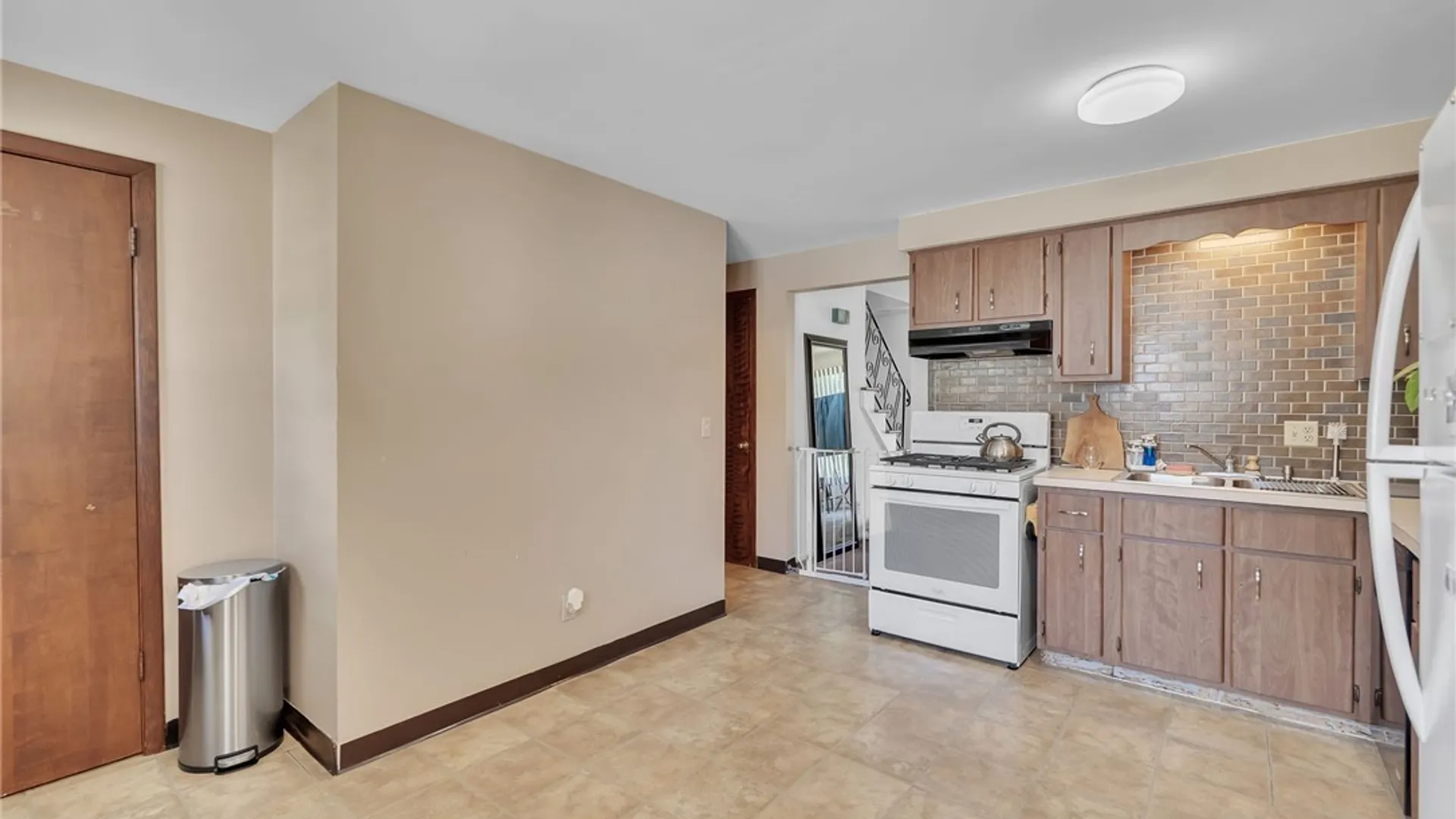 Property at 17 W Summerset Lane, Amherst, NY 14228 7