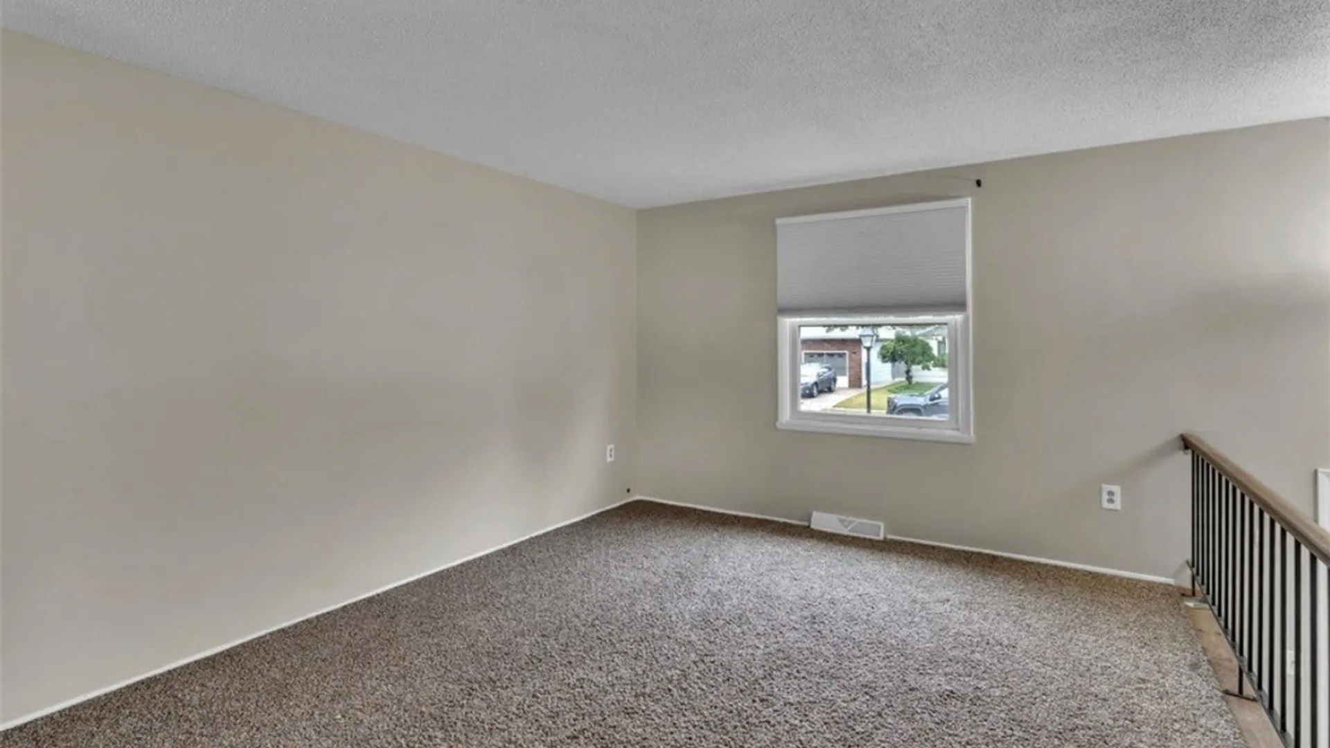 Property at 18 Lille Lane, Cheektowaga, NY 14227 11