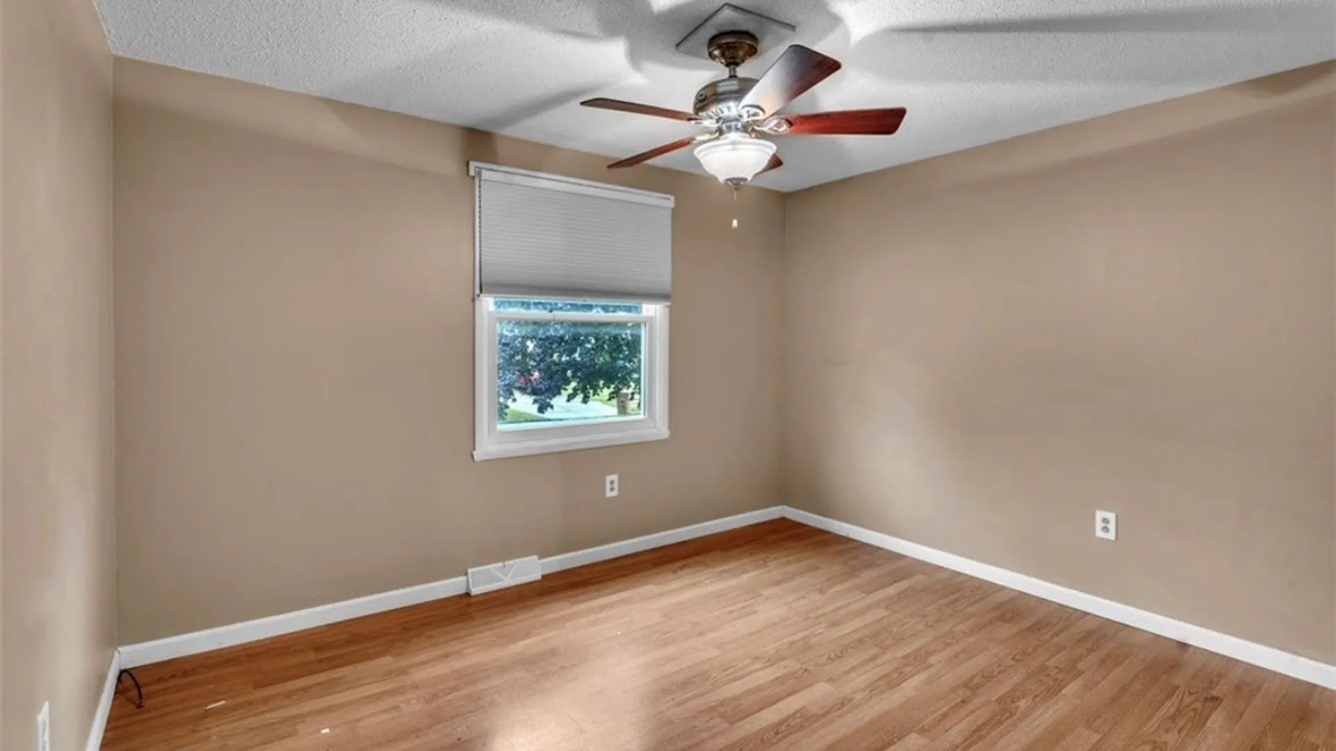 Property at 18 Lille Lane, Cheektowaga, NY 14227 22