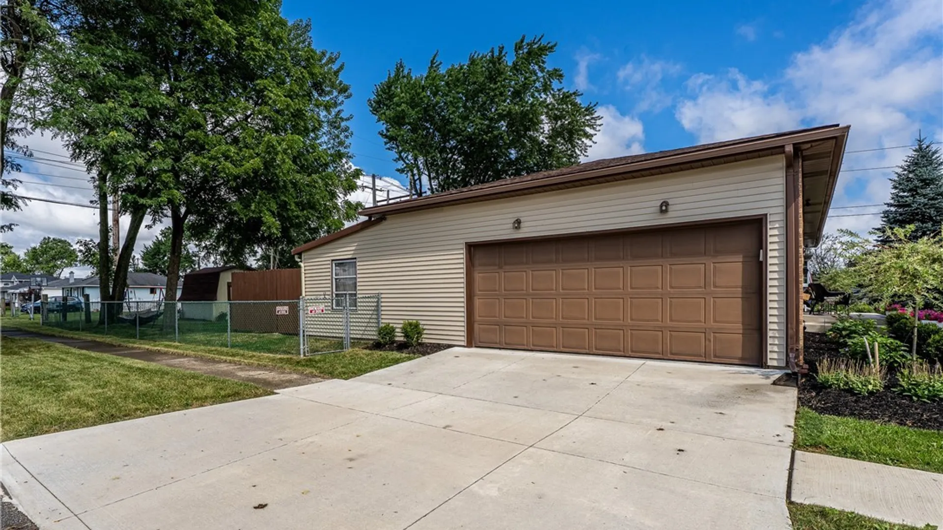 Property at 200 Lou Ann Dr, Cheektowaga, NY 14043 3