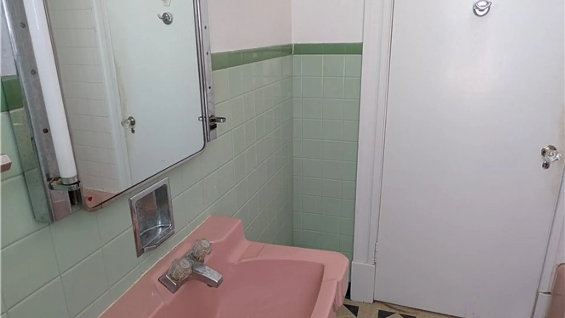 Property at 37 Manchester Place, Buffalo, NY 14213 11