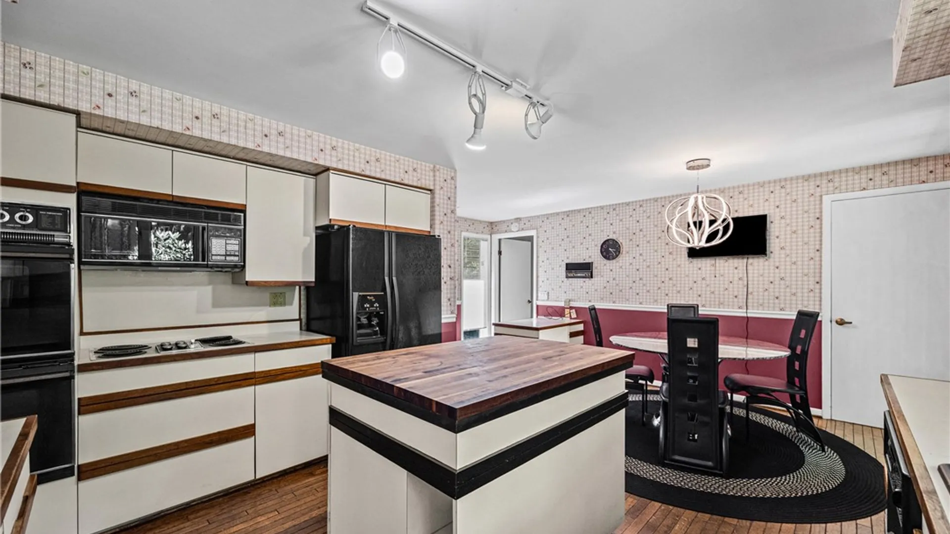 Property at 50 Harwood Lane, Pittsford, NY 14445 21