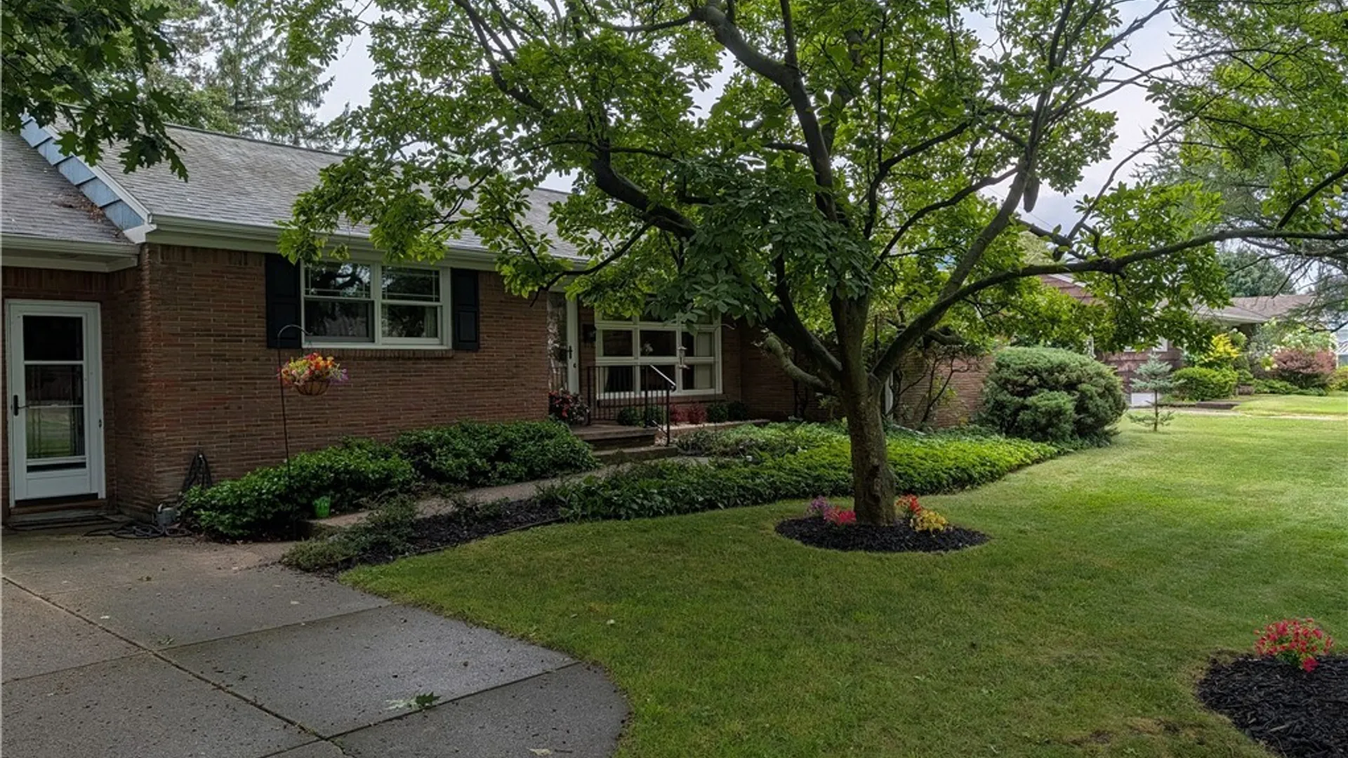 Property at 8325 Vernon Circle, Clarence, NY 14221 5