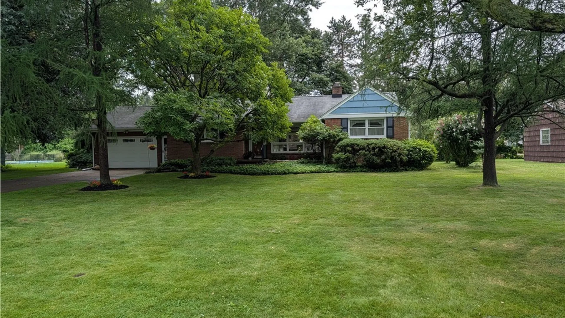 Property at 8325 Vernon Circle, Clarence, NY 14221 7
