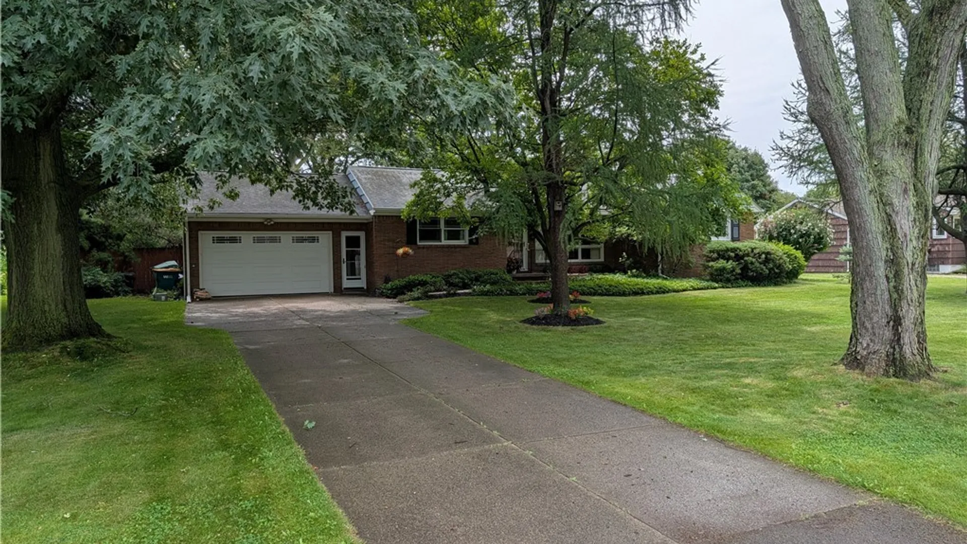 Property at 8325 Vernon Circle, Clarence, NY 14221 8