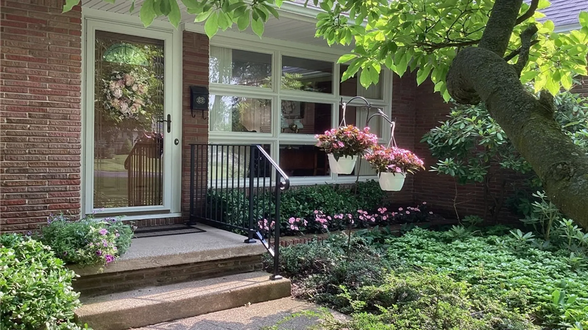 Property at 8325 Vernon Circle, Clarence, NY 14221 3