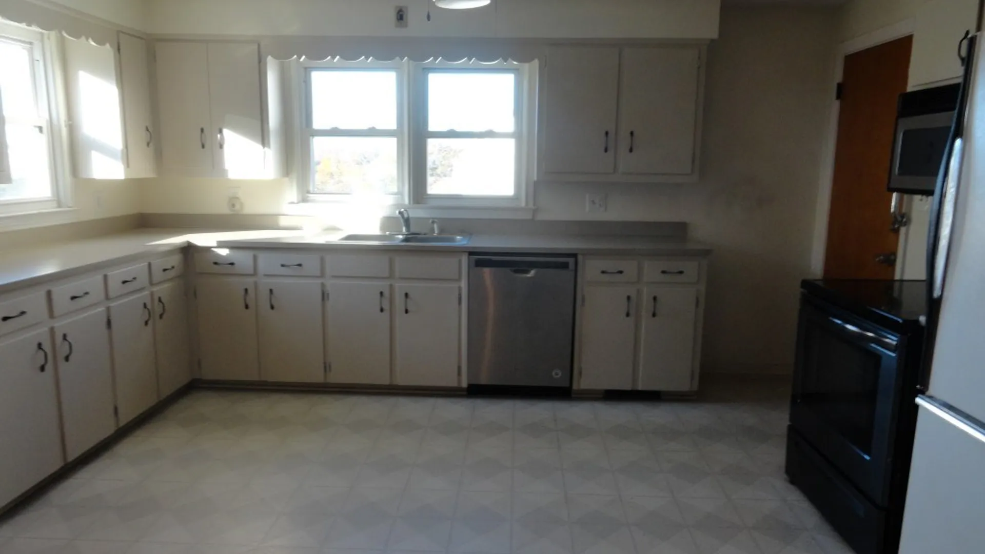 Property at 140 Genesee Park Drive, Syracuse, NY 13224 4