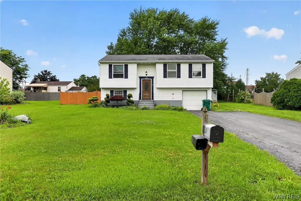 Property at 6593 Parkwood Drive, Lockport Town, NY 14094