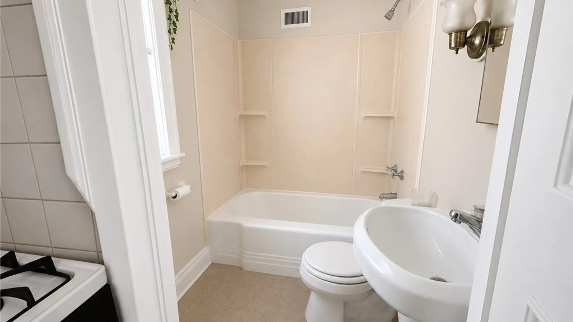 Property at 390 W Delavan Avenue, Buffalo, NY 14213 7