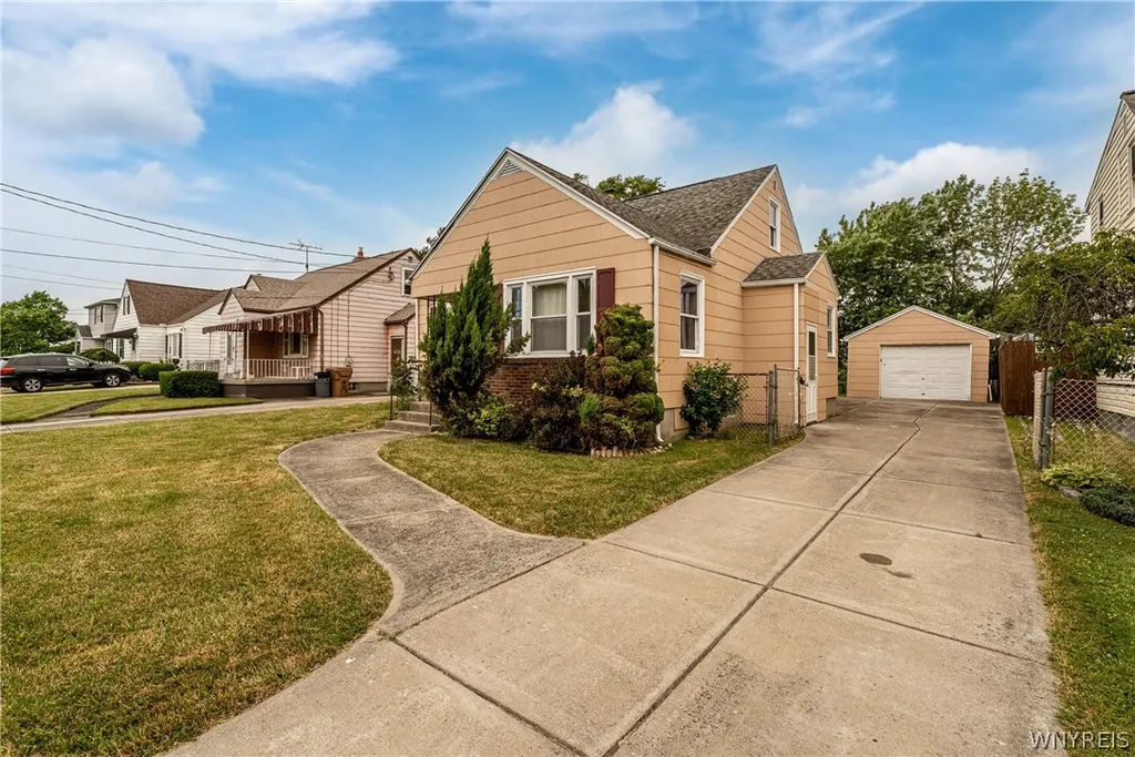 Property at 124 Park Edge Dr, Cheektowaga, NY 14225