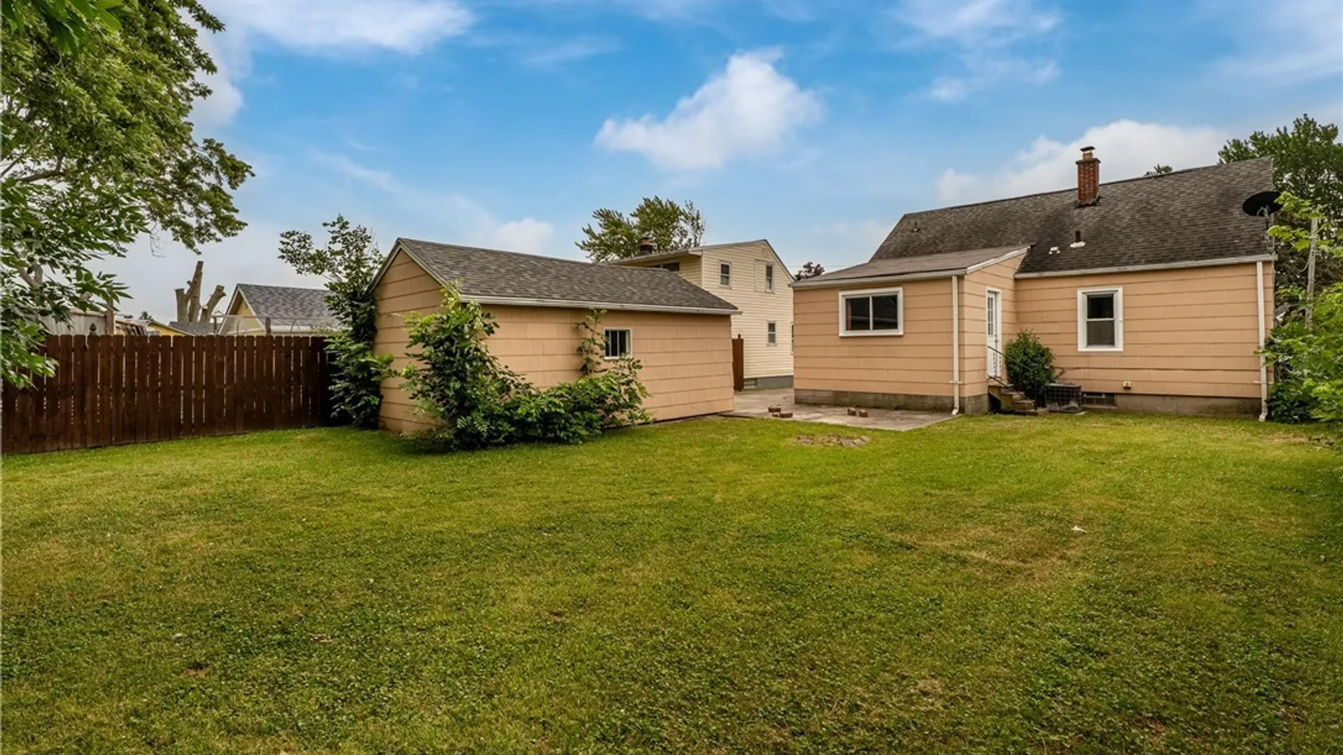 Property at 124 Park Edge Dr, Cheektowaga, NY 14225 3