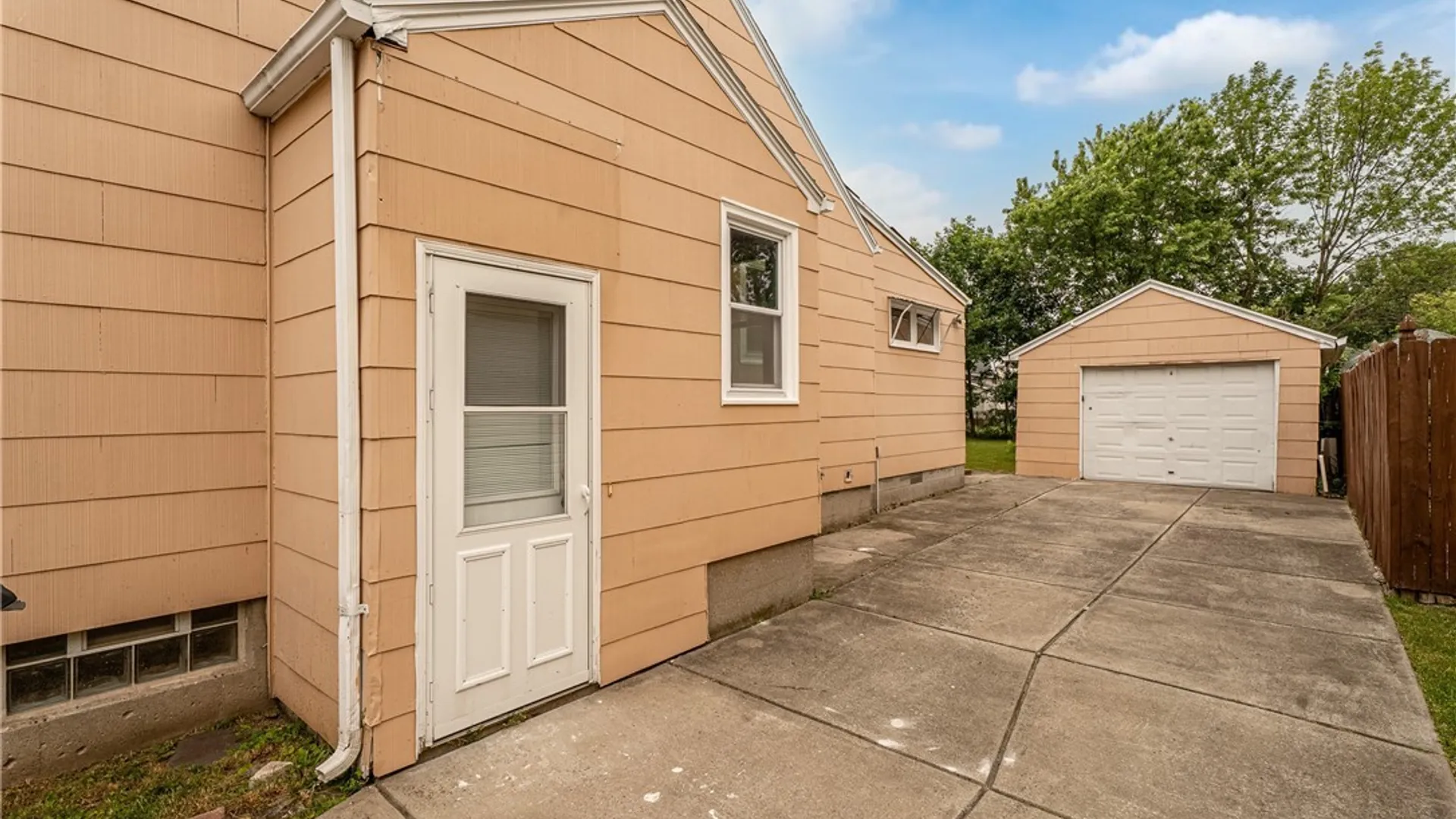 Property at 124 Park Edge Dr, Cheektowaga, NY 14225 4