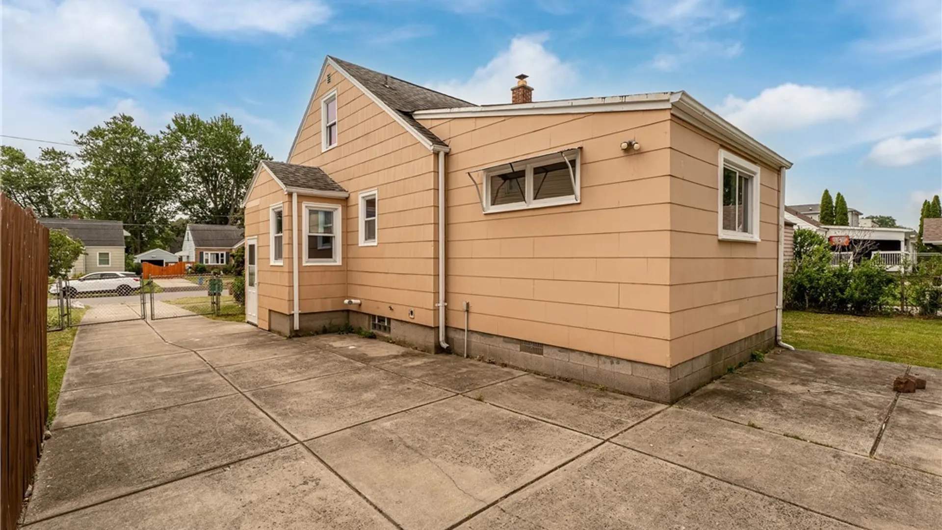 Property at 124 Park Edge Dr, Cheektowaga, NY 14225 5