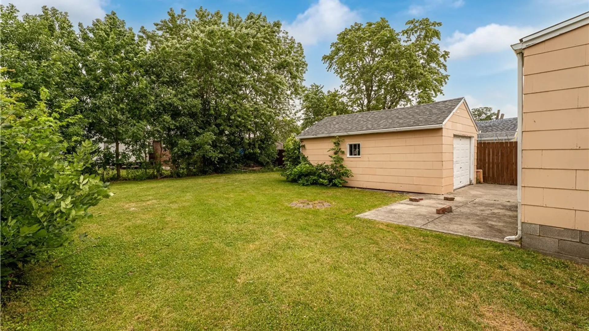 Property at 124 Park Edge Dr, Cheektowaga, NY 14225 6