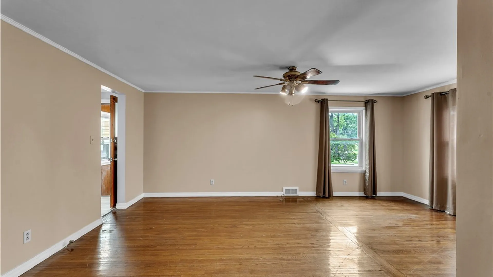 Property at 124 Park Edge Dr, Cheektowaga, NY 14225 14