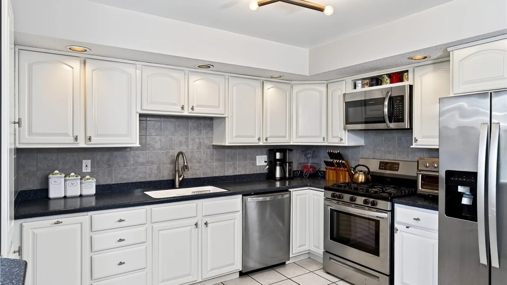 Property at 15 Harbour Pointe, Buffalo, NY 14202 15