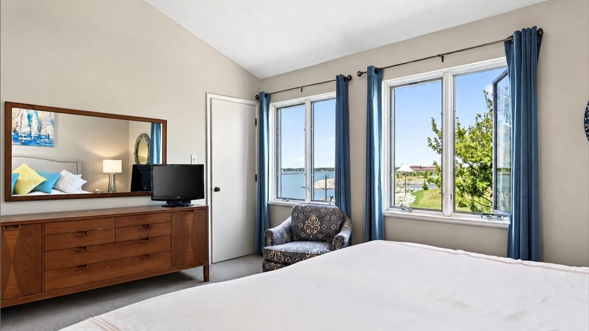 Property at 15 Harbour Pointe, Buffalo, NY 14202 23