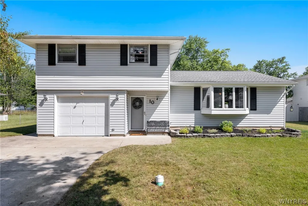 Property at 10 Meadow Lea Drive, Lancaster, NY 14086