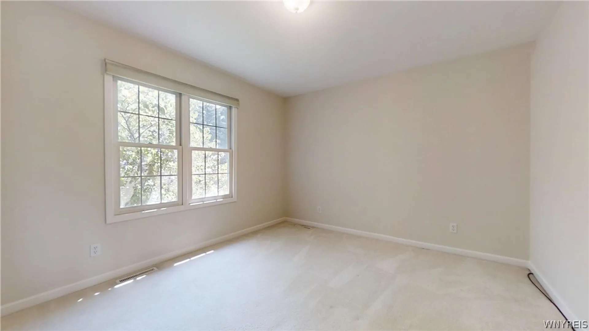 Property at 127 Covent Garden Ln, Amherst, NY 14221 34
