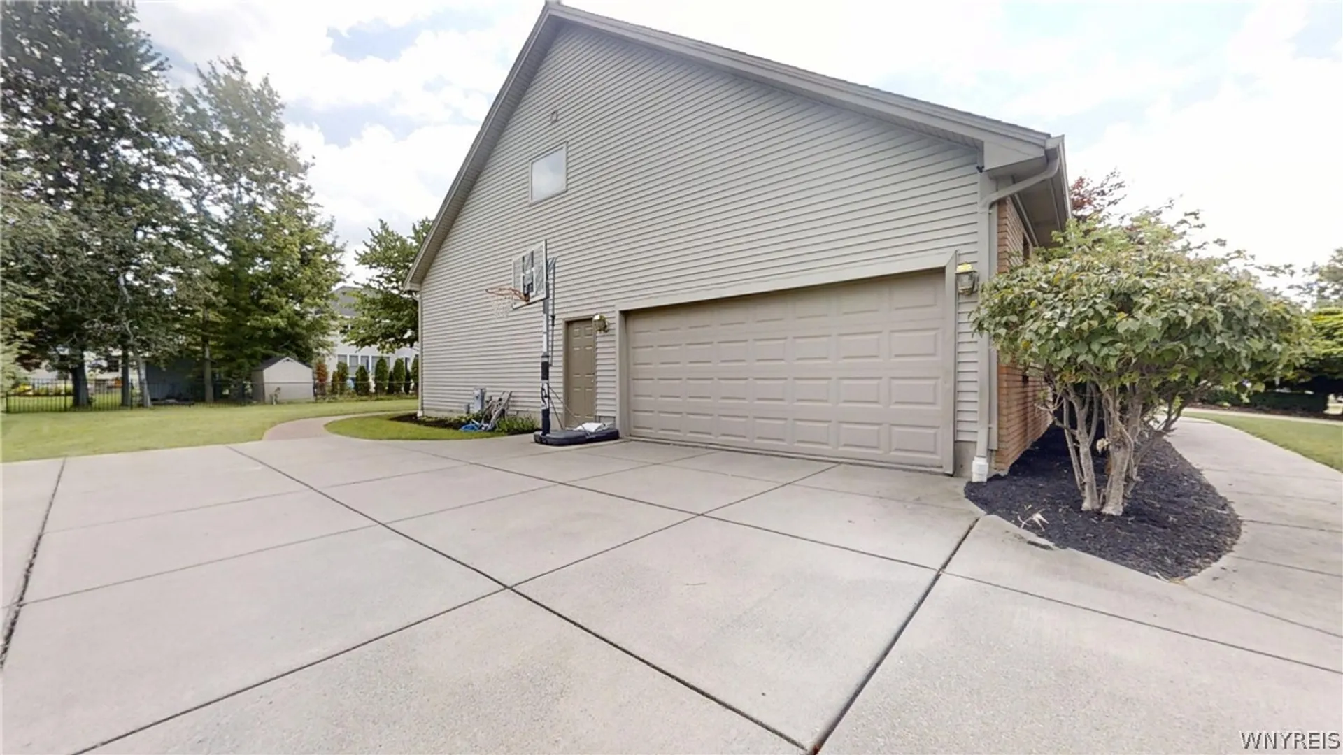 Property at 127 Covent Garden Ln, Amherst, NY 14221 46