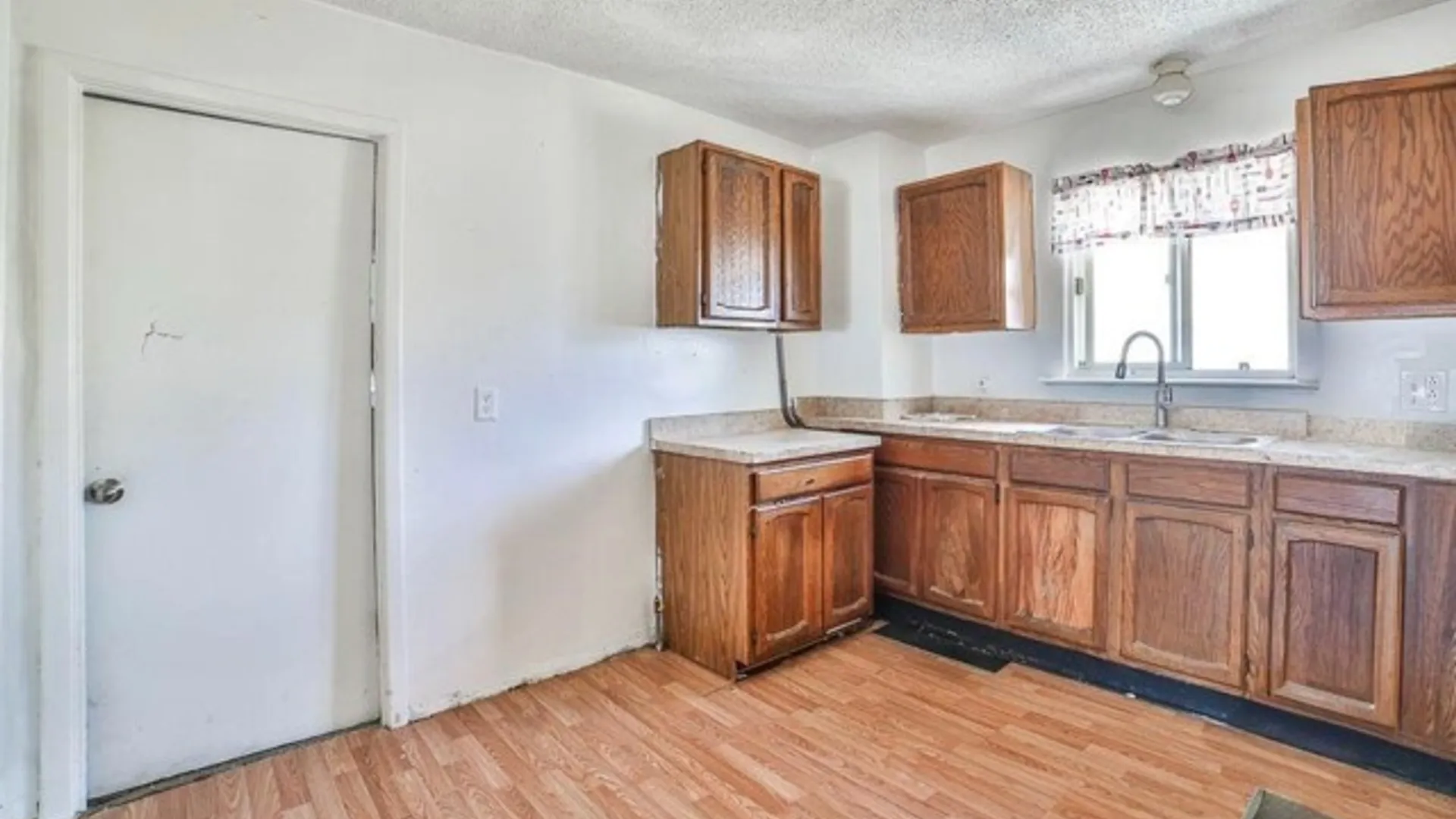 Property at 1080 Walden Avenue, Cheektowaga, NY 14211 6