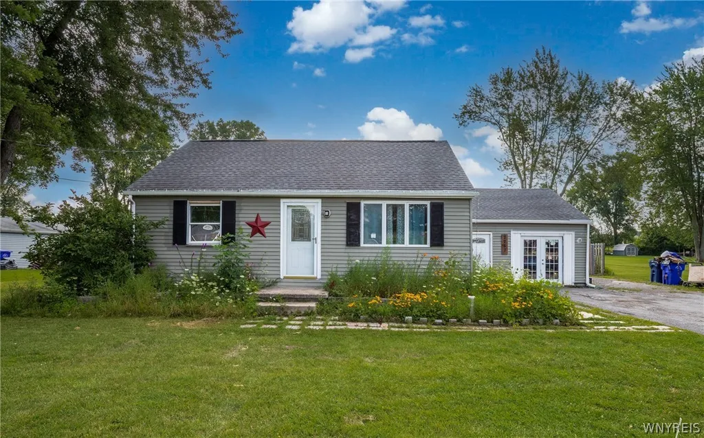 Property at 7267 Bear Ridge Rd, Pendleton, NY 14120