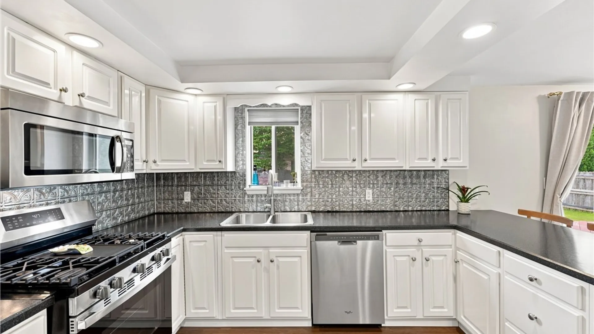 Property at 37 Country Place, Lancaster, NY 14086 15